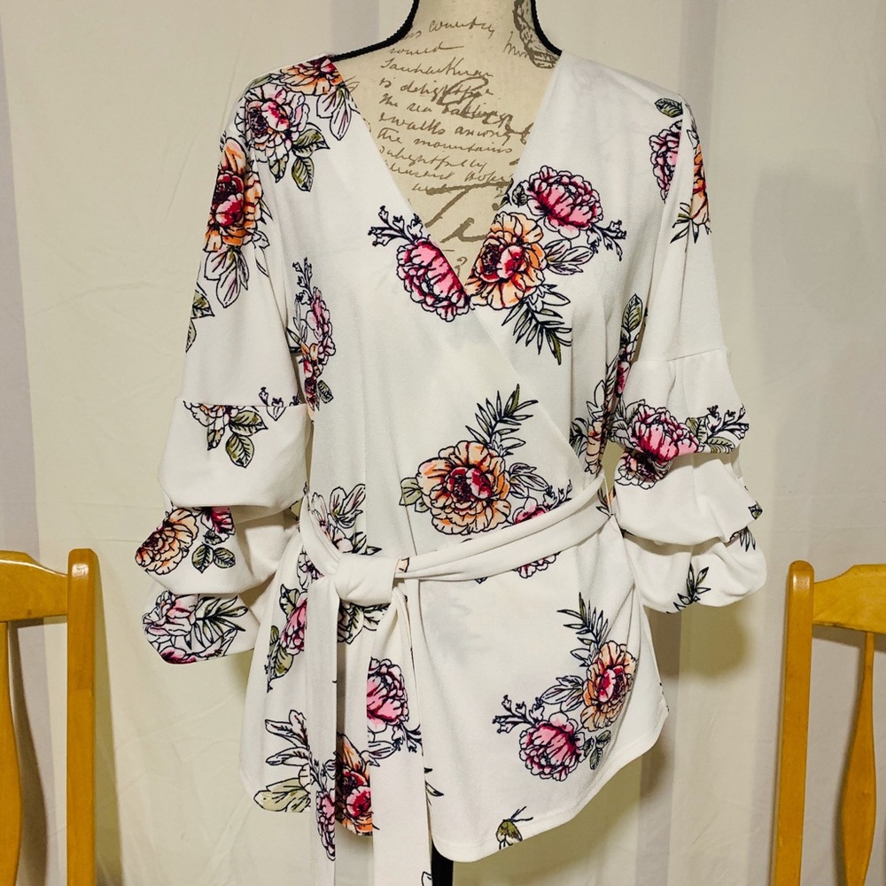 ❌SOLD.   Romantic petal sleeve blouse.